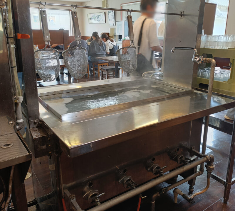 テボを使って自分で麺を温めるセルフ湯煎の様子