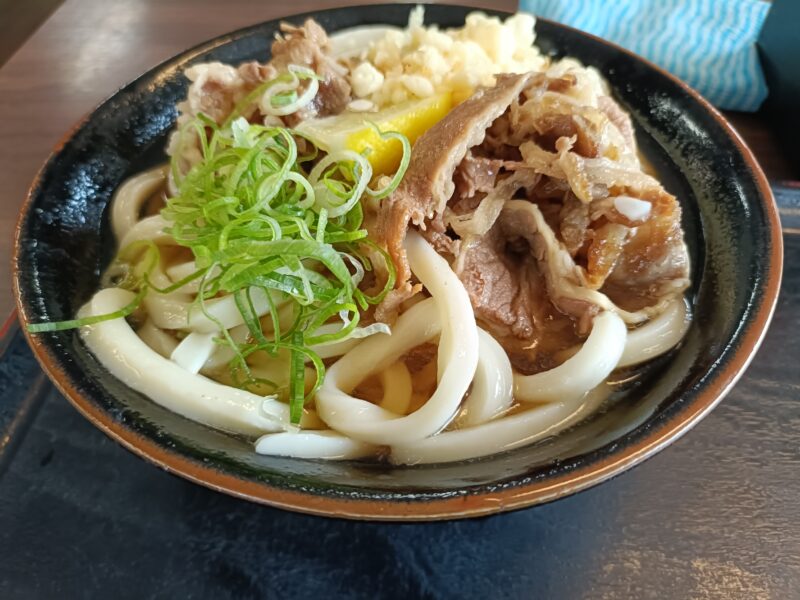 冷水でギュッと締まった中西うどんの肉ぶっかけ（冷）