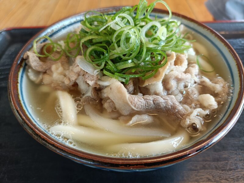 トッピングが豪華な中西うどんの温かい肉うどん