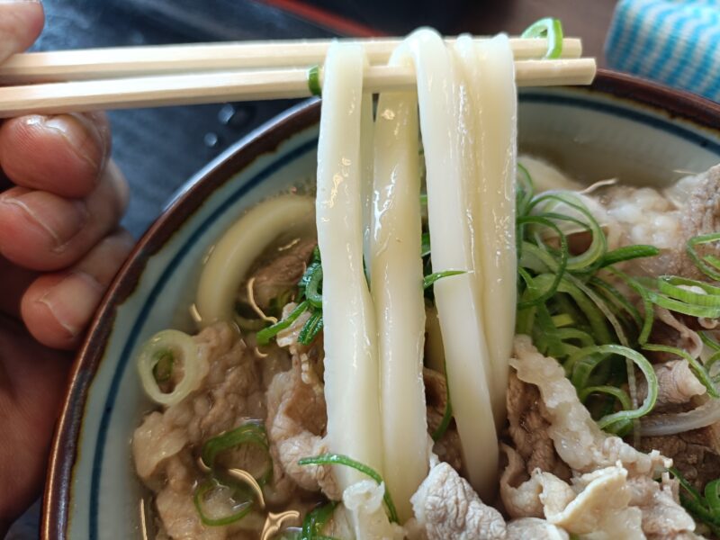 他店の2倍はあろうかという中西うどんの極太麺