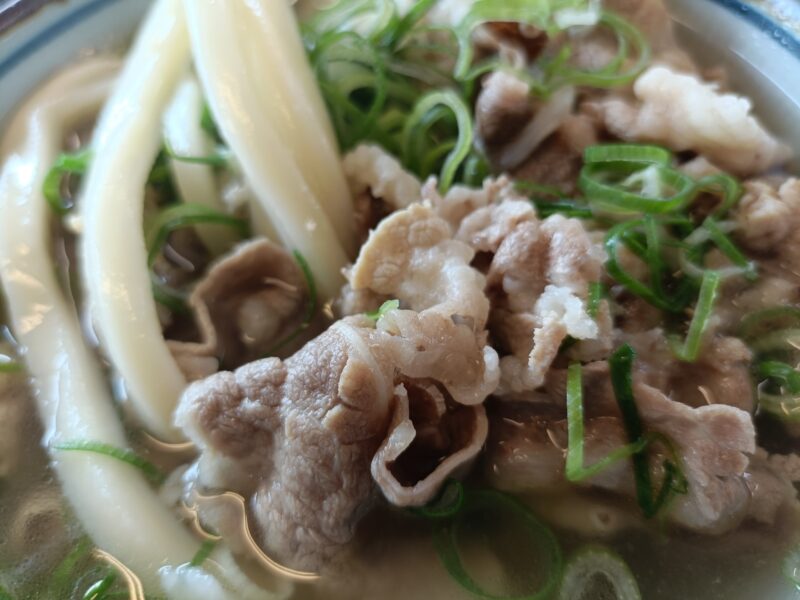 柔らかくてジューシーな肉うどんの牛肉アップ