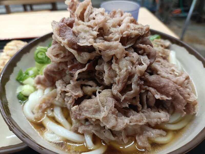 手打ちうどん上田の丼から溢れるほどの肉がのった季節限定肉ぶっかけうどん