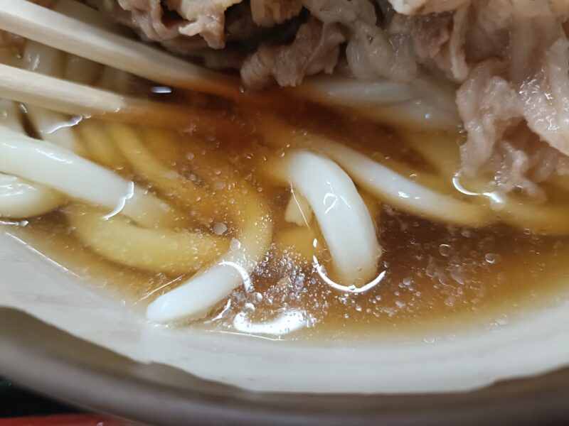 高松うどん巡り手打ちうどん上田の丼から溢れるほどの肉がのった季節限定肉ぶっかけうどんの出汁