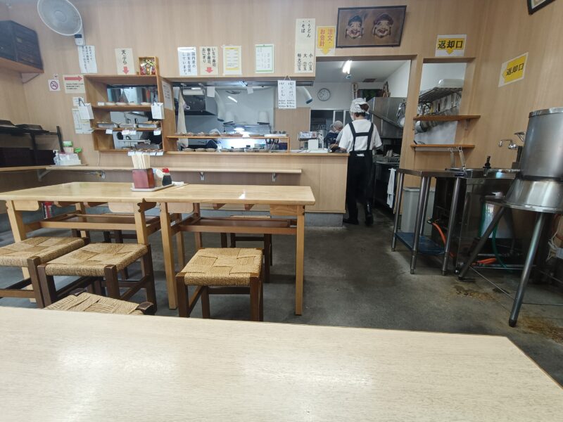 手打ちうどん上田の店内テーブル席