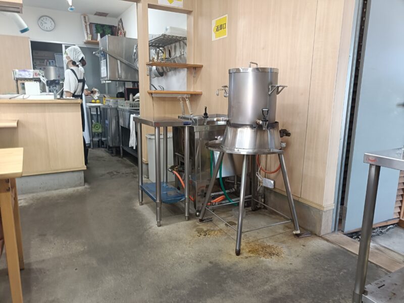 手打ちうどん上田の店内にある麺を温めたりかけ出汁をかける機械