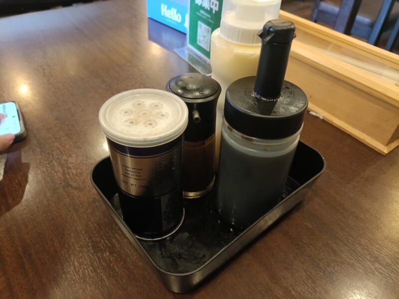 飛べ豚高松店の味変に使うテーブルにある調味料（かえし・こんぶ酢・マヨネーズ・胡椒）