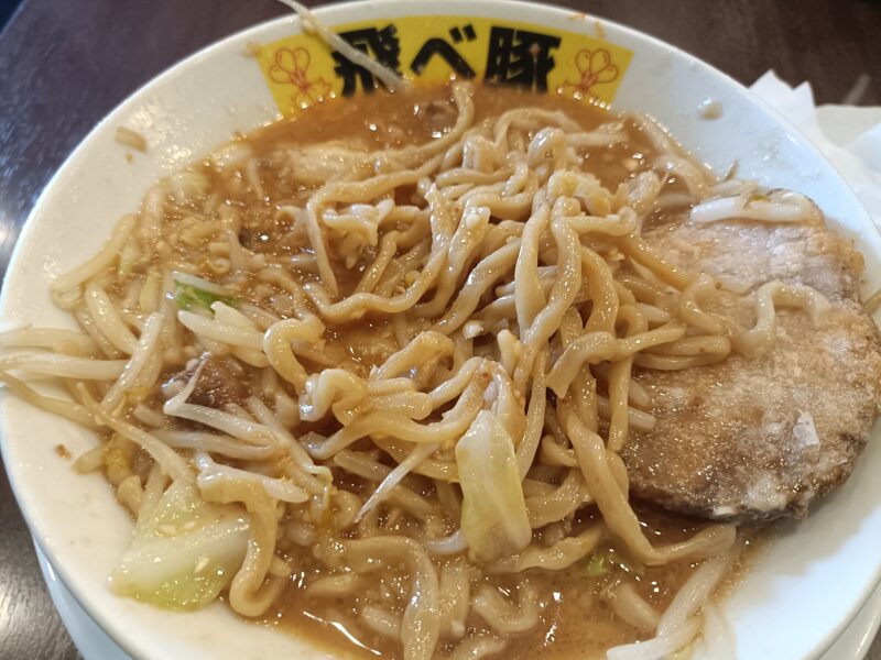 飛べ豚高松店の味変に使うニンニクとカラミソを混ぜたラーメン