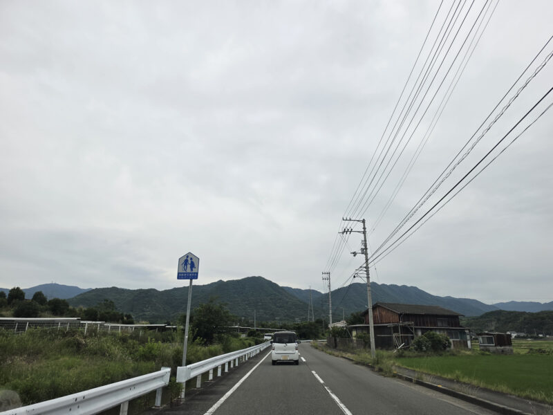 つばさ山温泉へ向かう田園風景の道