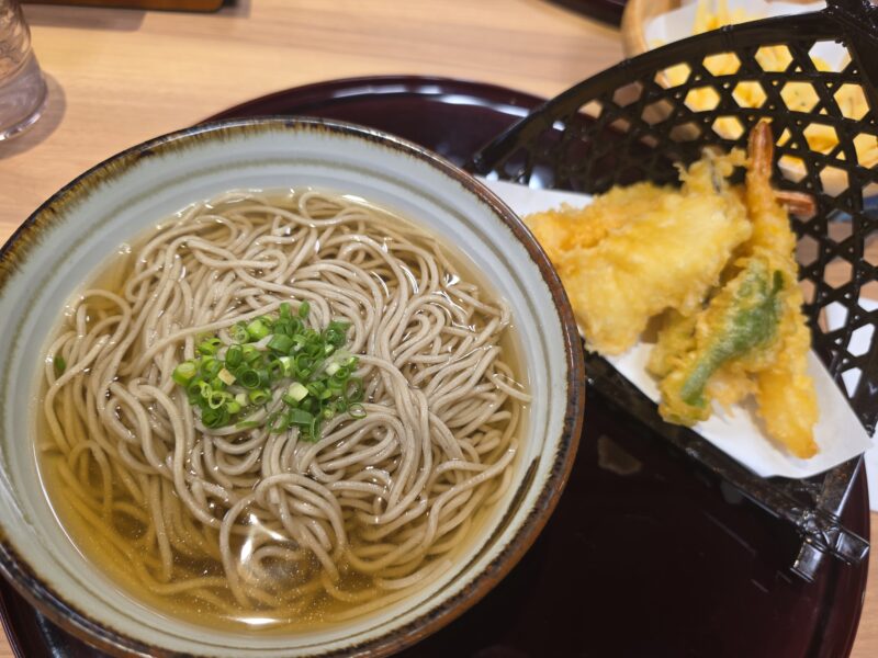 つばさ山温泉の食事処で食べる天ぷらそば