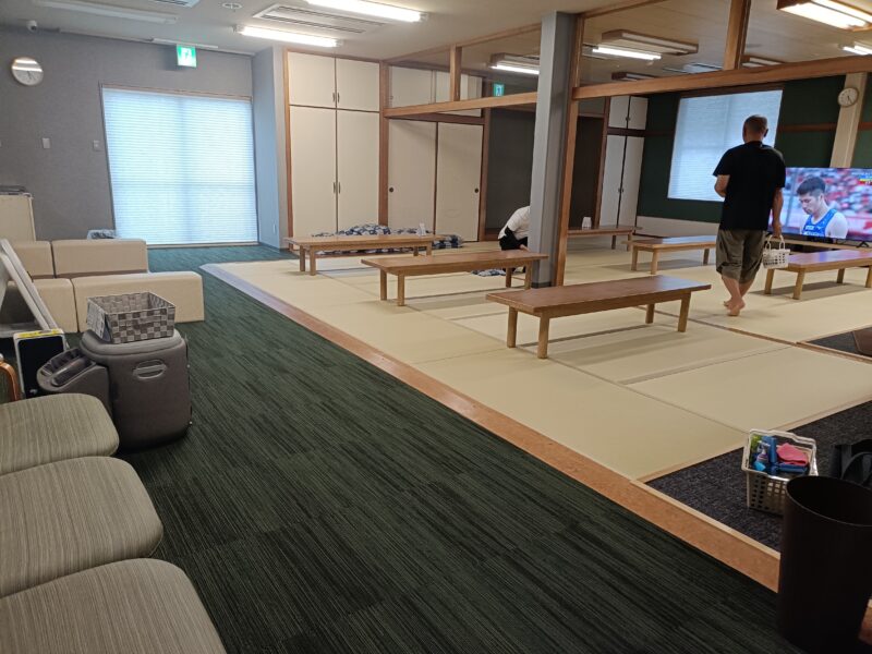 つばさ山温泉の畳ばりで寝転がることもできる広い休憩所
