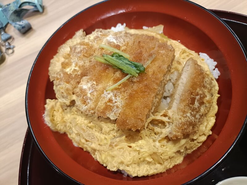 つばさ山温泉の食事処で食べるカツ丼のロース肉