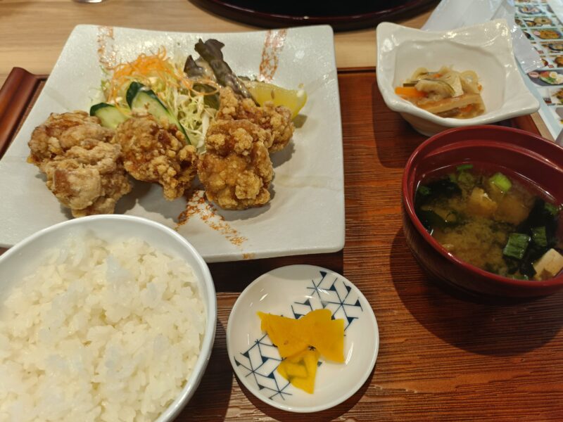 つばさ山温泉の食事処で食べる唐揚げ定食