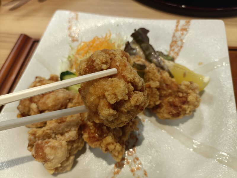 つばさ山温泉の食事処で食べる唐揚げのアップ写真