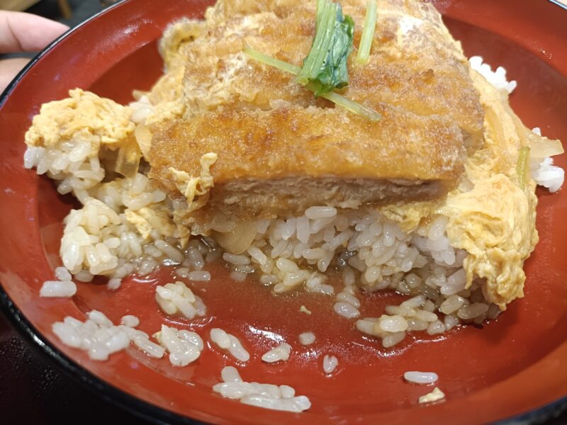 つばさ山温泉の食事処で食べるカツ丼