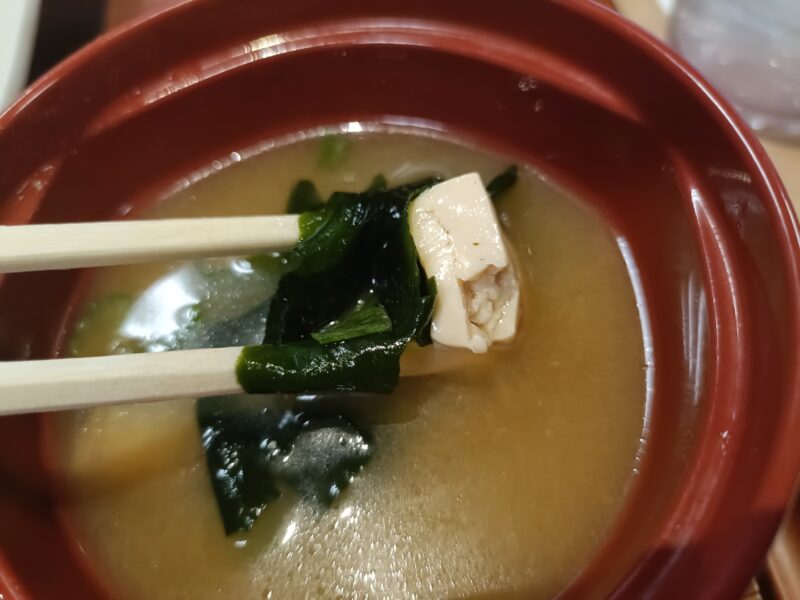 つばさ山温泉の食事処で食べた味噌汁の具材(豆腐とわかめ)