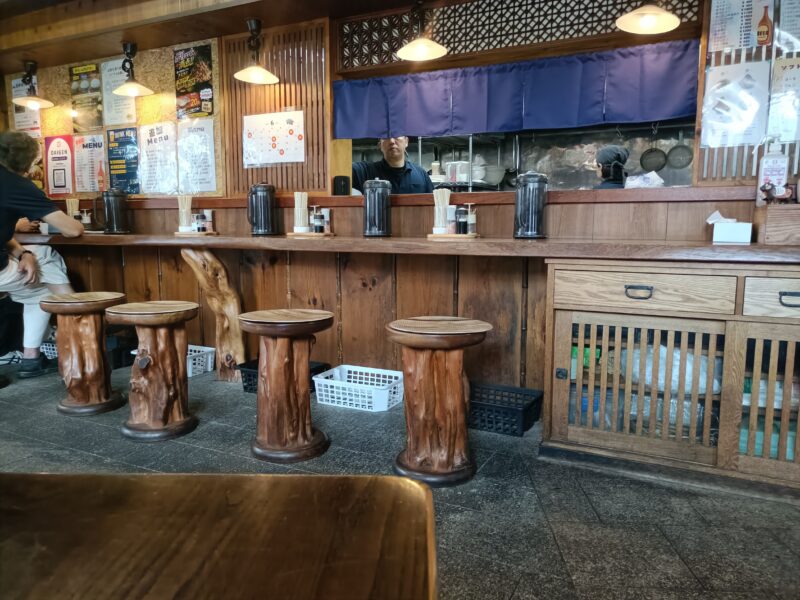 お食事処大元の木材がふんだんに使われた落ち着ける店内のカウンター席