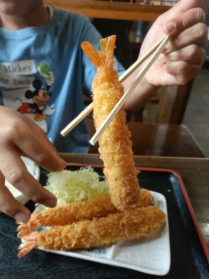 お食事処大元の揚げたてエビフライ
