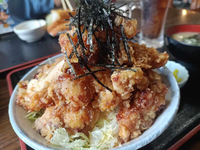 お食事処大元の中サイズでもデカイ700gあるから揚げ丼