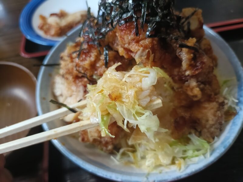 お食事処大元のタレが染み込んで食欲がますます増えるご飯