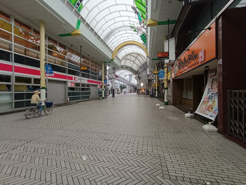 麺処綿谷高松店が入っている高松商店街(南新町アーケード)の様子