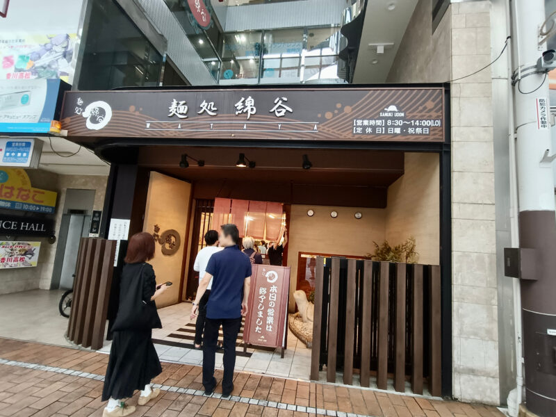 2.jpg 平日の朝から麺処綿谷 高松店の前にできている、約30人の大行列の様子