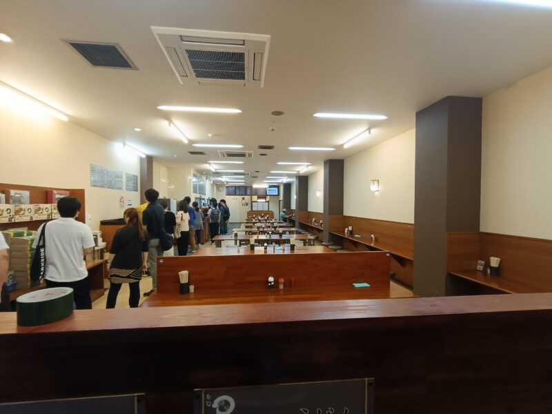 麺処綿谷 高松店の広々とした店内(カウンター席とテーブル席)の様子