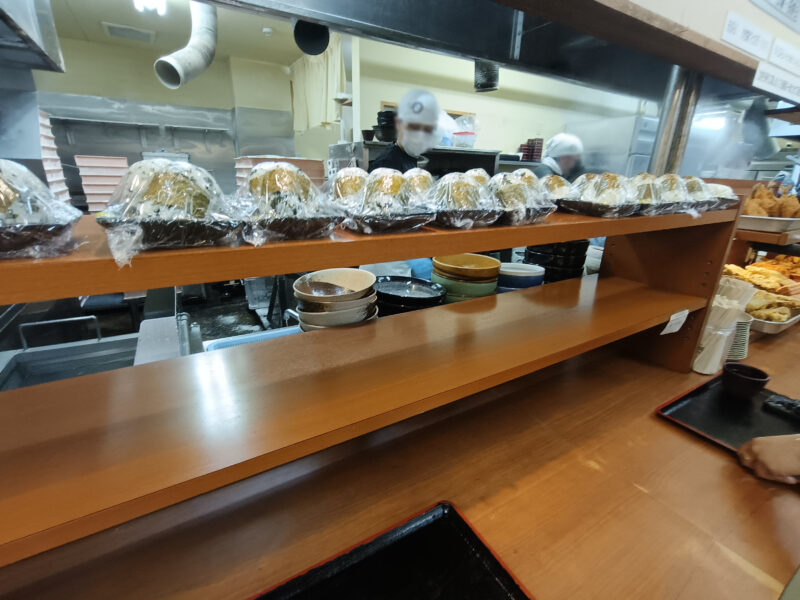 麺処綿谷高松店のうどんのお供にぴったりな、セルフレーンのおにぎりといなり寿司