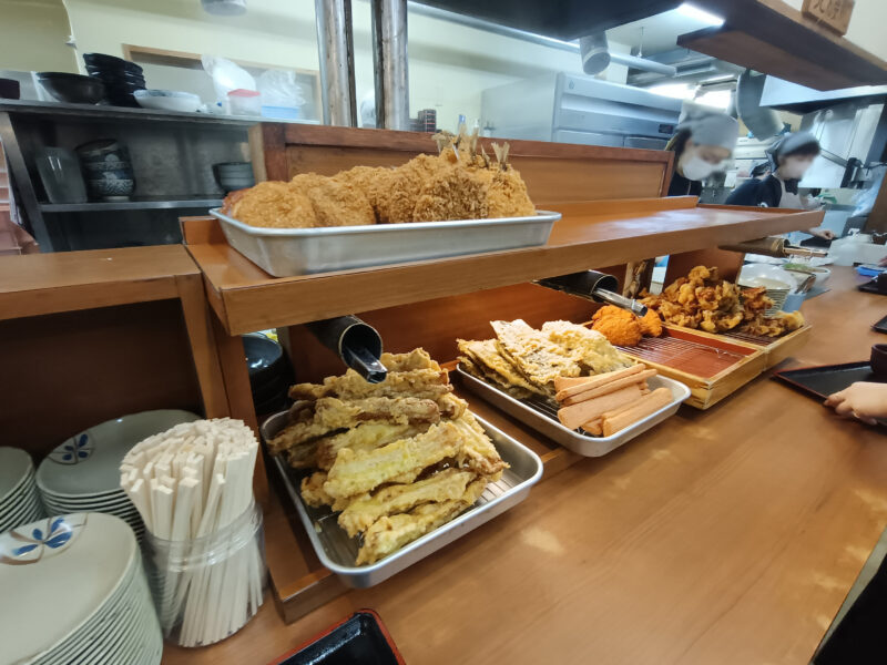 麺処綿谷高松店のセルフレーンに並ぶ、揚げたてで衣がサクサクとした種類豊富な天ぷらたち