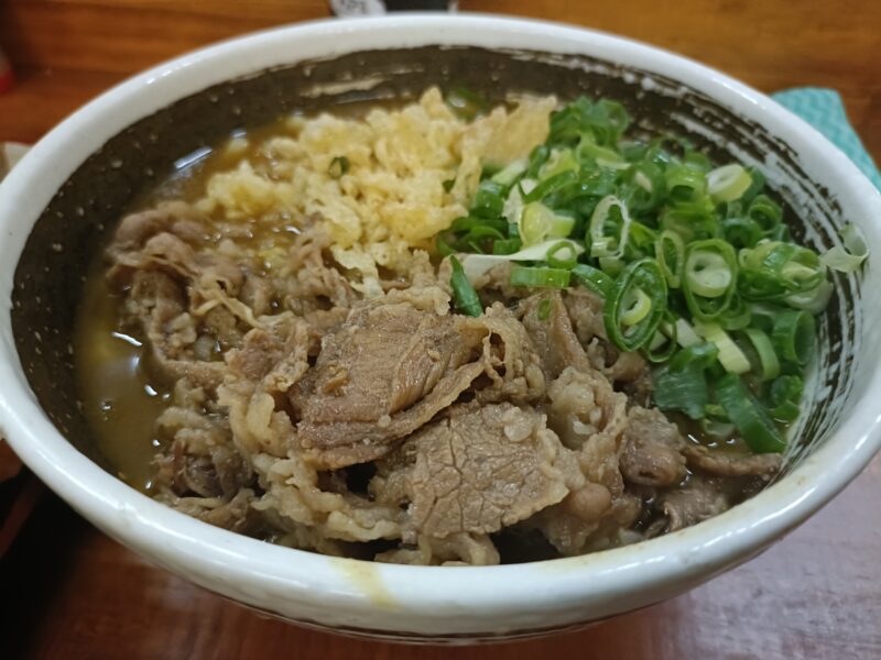 麺処綿谷高松店の甘辛い牛肉がたっぷり乗った、スパイシーで熱々の肉カレーうどんの全体