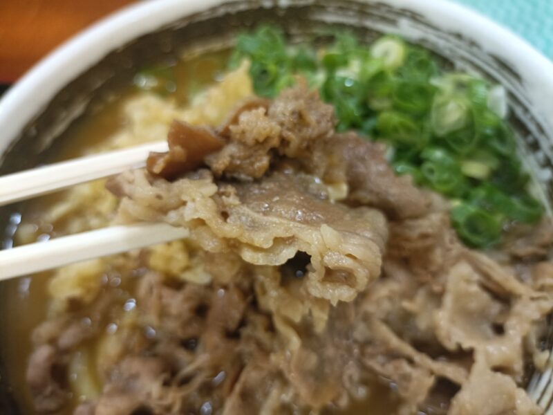 麺処綿谷高松店の肉カレーうどんの熱々カレー出汁に絡む、旨味たっぷりの牛肉トッピング