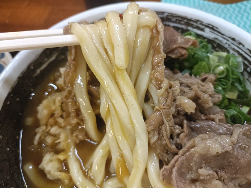 麺処綿谷高松店のとろみのあるスパイシーなカレー出汁がしっかり絡んだ、極太うどん麺のリフトカット