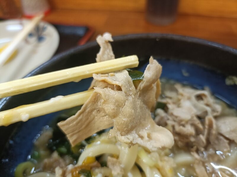 麺処綿谷高松店のスペシャルぶっかけうどんに乗っている、あっさりとした味わいの豚肉トッピング