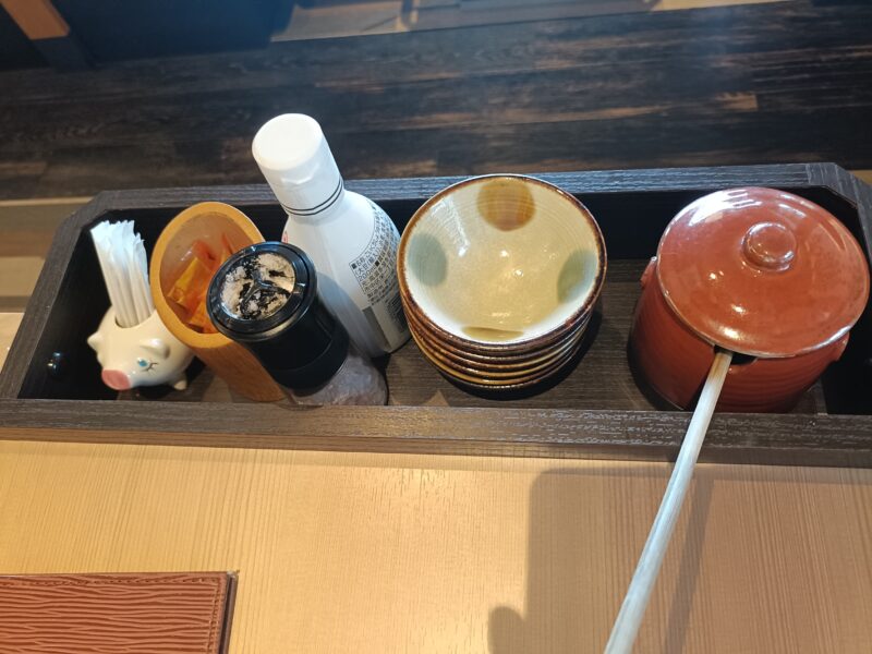 山かつ屋島店の卓上にある調味料(とんかつソース、辛子、塩、醤油)