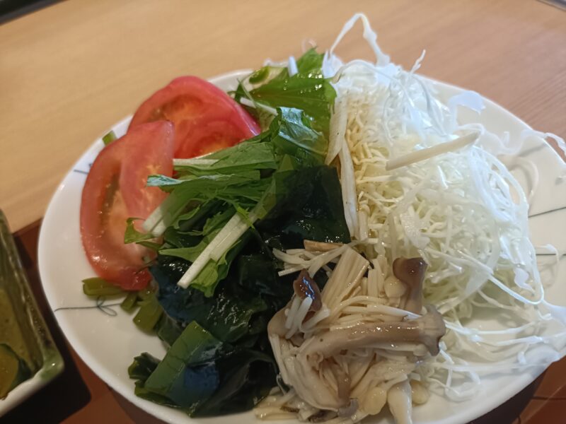 山かつ屋島店の新鮮な野菜サラダ(キャベツ、しめじ、わかめ、トマト)