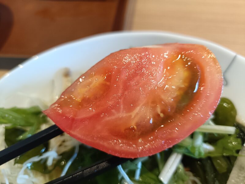 山かつ屋島店のみずみずしい大玉トマト