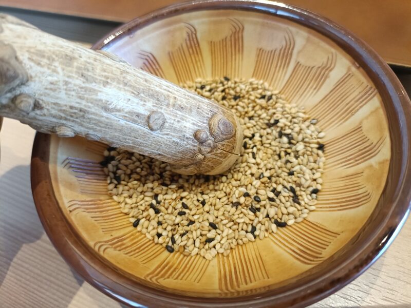 山かつ屋島店のすり棒でゴマをすりつぶす