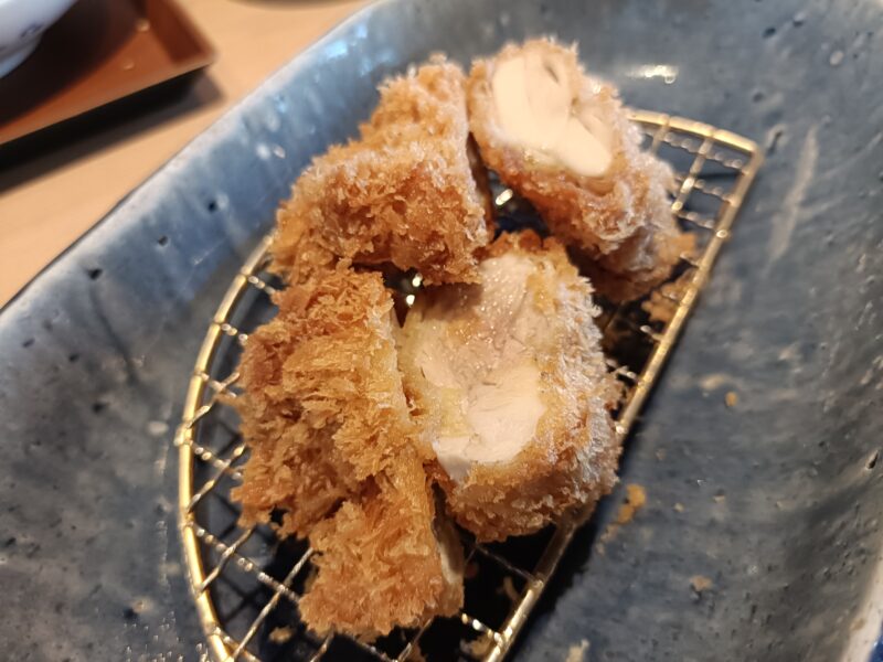 山かつ屋島店のサラダバーをつけて1100円のコスパ最強チキンカツ