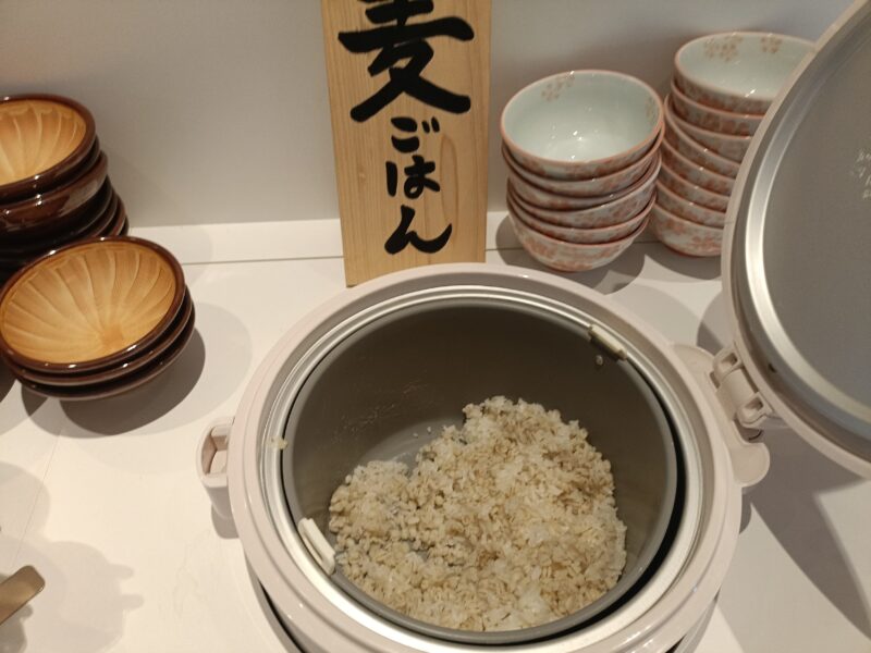 山かつ屋島店の3種類あるご飯コーナーから麦ご飯