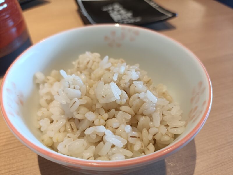 山かつ屋島店の3種類あるご飯コーナーから麦ご飯