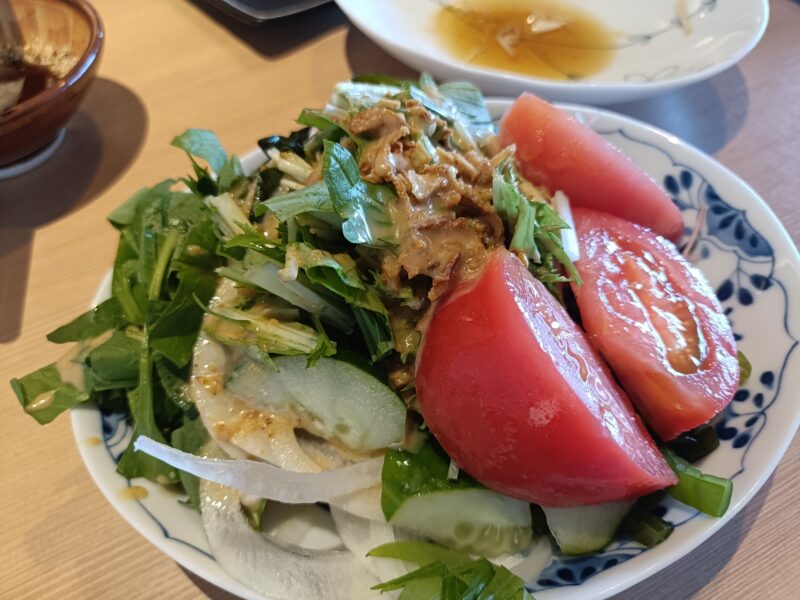 山かつ屋島店のサラダバーでトマトをたっぷり入れておかわり
