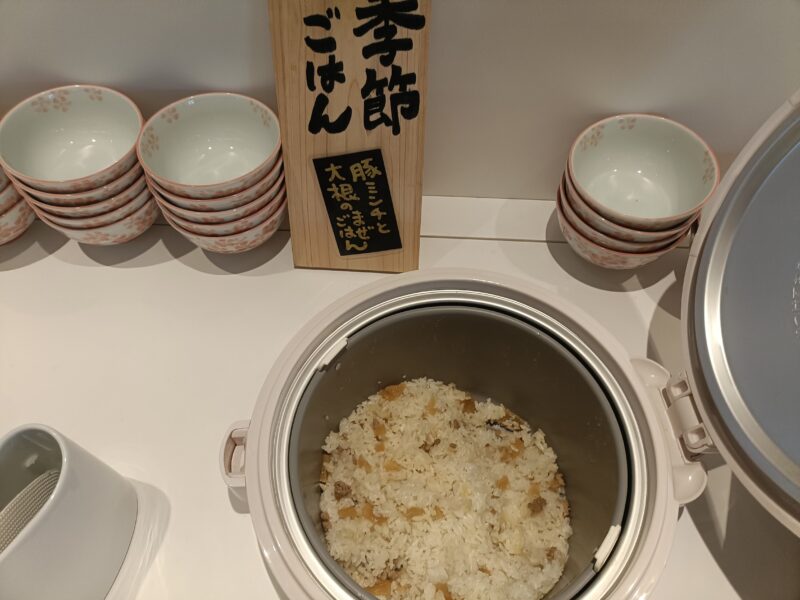 山かつ屋島店の3種類あるご飯コーナーから季節ご飯(豚ミンチと大根のまぜご飯)