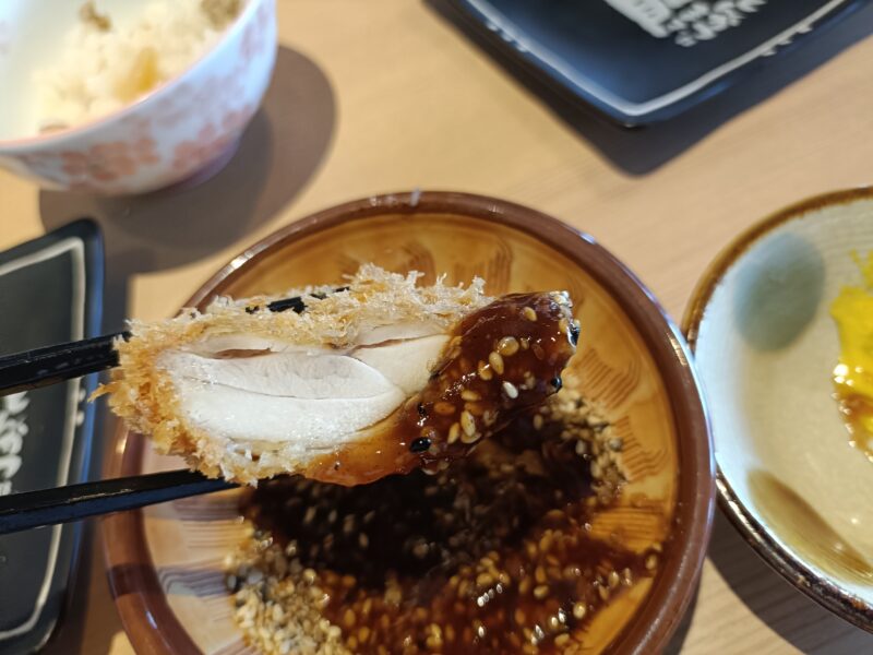 山かつ屋島店のチキンカツをソースにつけて実食