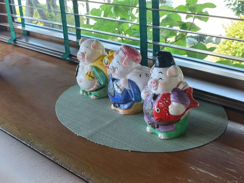 山かつ屋島店の窓際にある可愛い子豚の置物