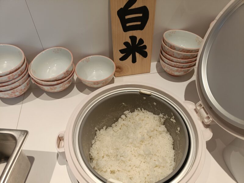 山かつ屋島店の3種類あるご飯コーナーから白米