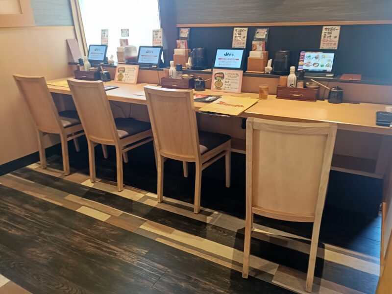 山かつ屋島店の1人でも利用しやすいカウンター席