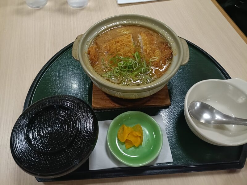 南国サービスエリア、レストランエリエールで食べた鍋焼き味噌かつラーメン定食
