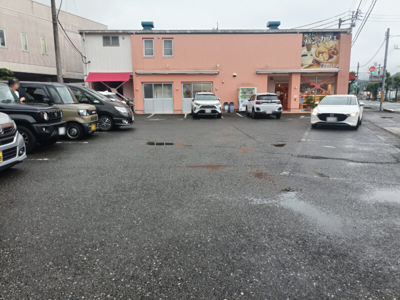 高知おすすめパン屋、ベイクショップモンブランの敷地内にある駐車場