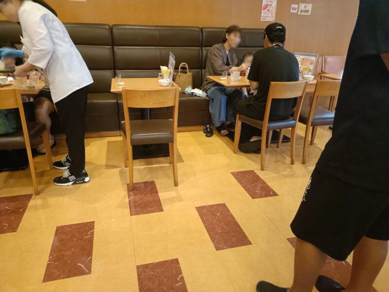 高知おすすめパン屋、ベイクショップモンブランの店内で食べられるカフェコーナー