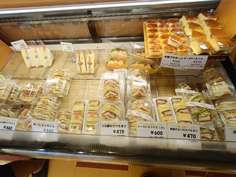 高知おすすめパン屋、ベイクショップモンブランの冷蔵ケースにあるサンドイッチコーナー