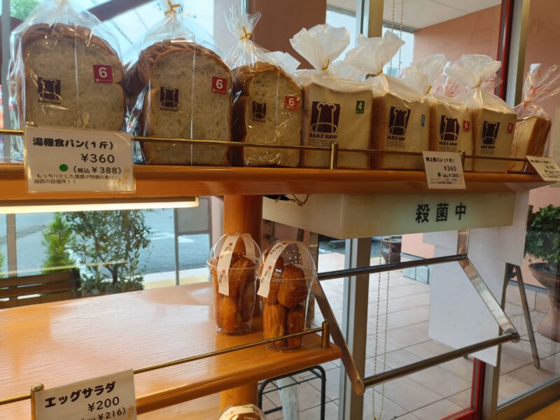高知おすすめパン屋、ベイクショップモンブランの食パンコーナー